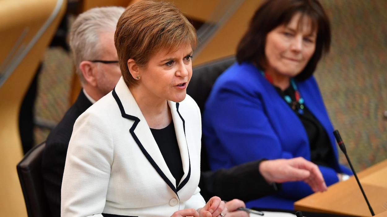 Nicola Sturgeon fait un discours au Parlement.