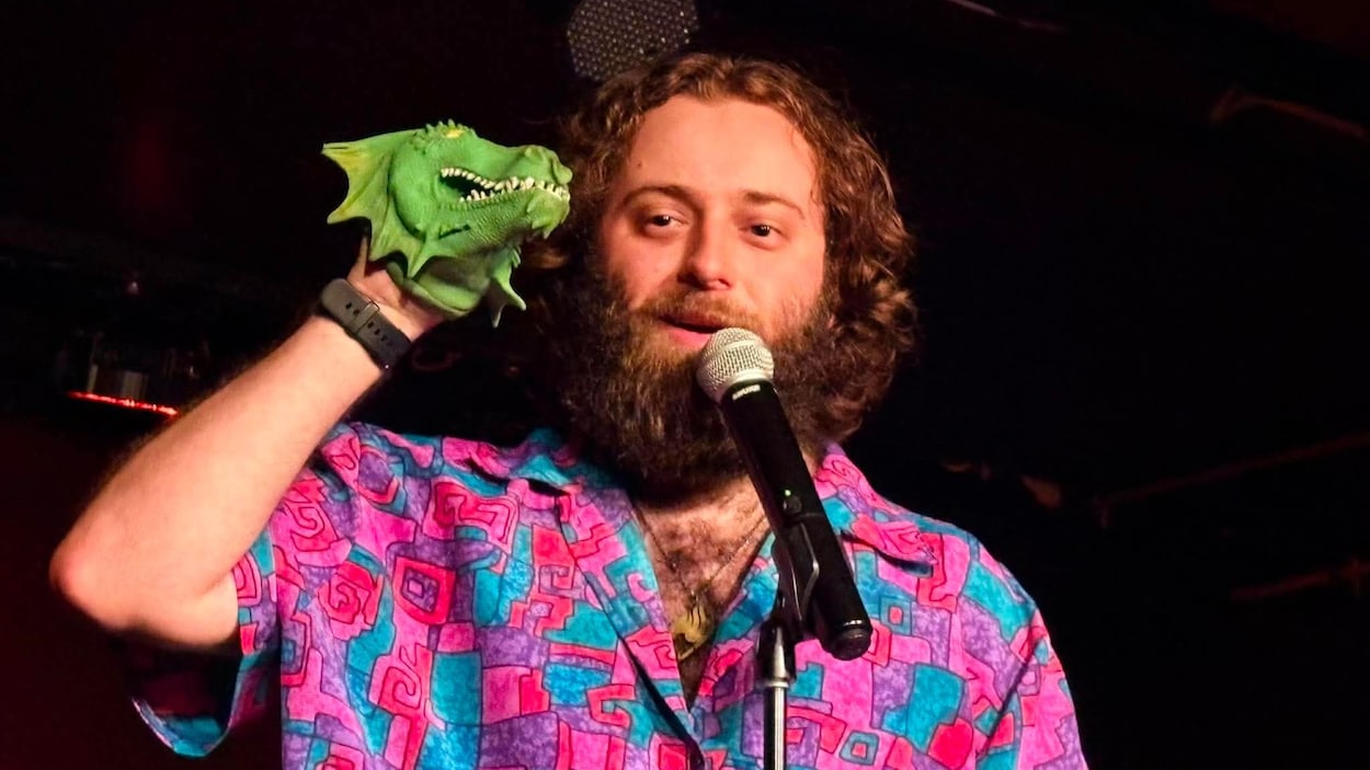 Le Septilien qui a quitté l’intervention jeunesse pour l’humour