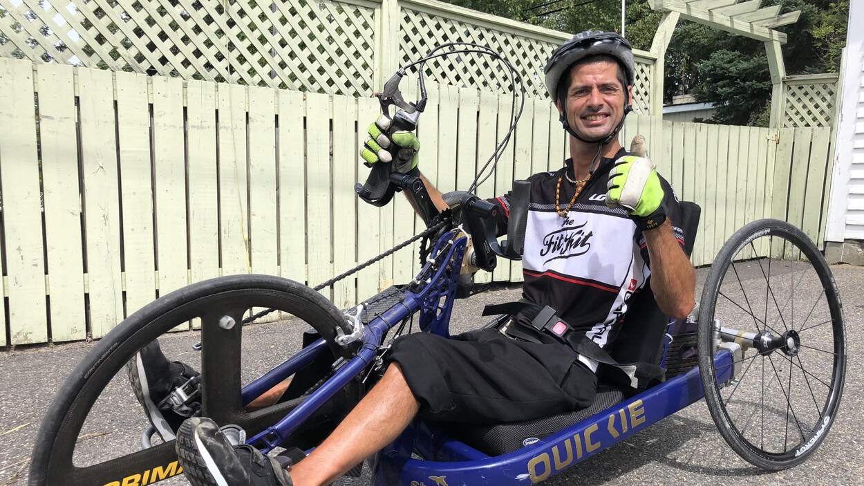 Nicolas Claveau sur son vélo avec un pouce en l'air