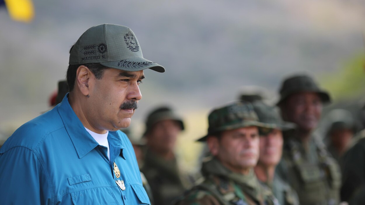 Nicolas Maduro debout.