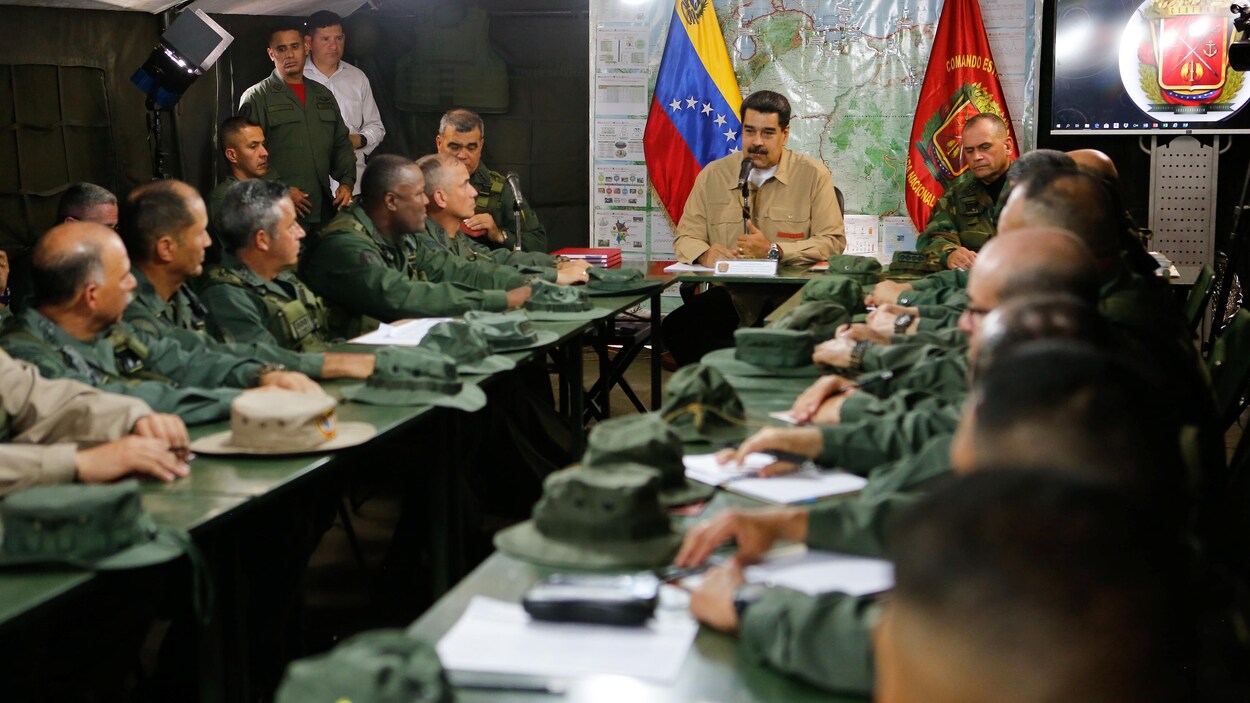 Nicolas Maduro est assis autour d'une table avec des commandants de l'armée