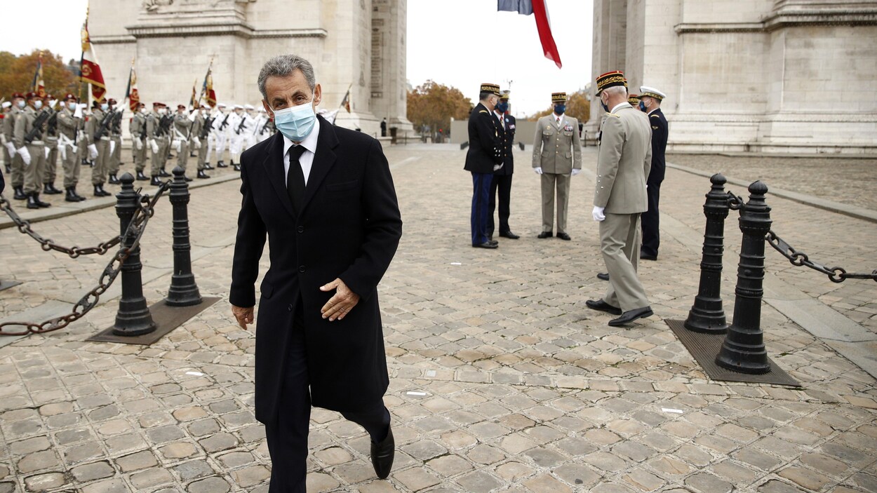M. Sarkozy porte un couvre-visage