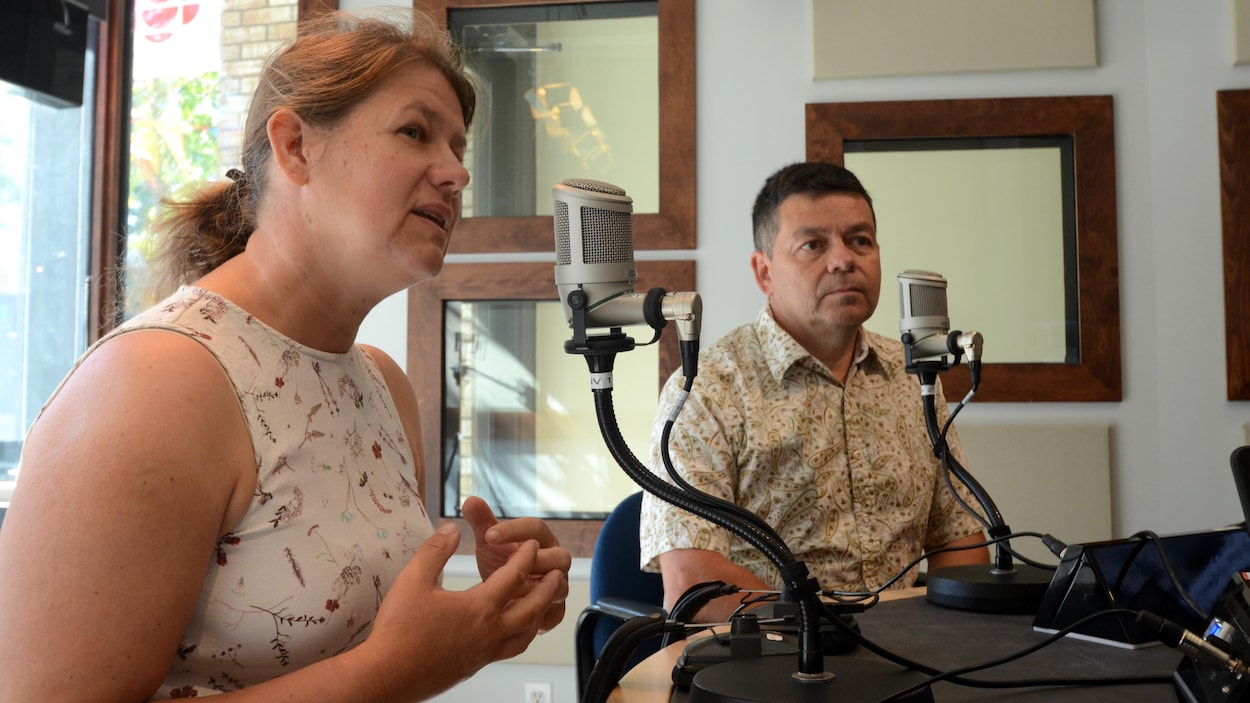 Une femme et un homme accordent une entrevue dans nos studios.