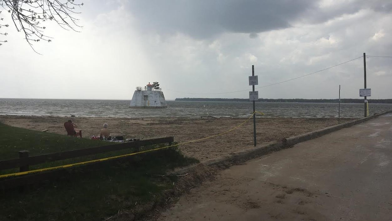 Des riverains profitent de la plage du Port Saint-François entièrement nettoyée après les inondations des dernières semaines. Des riverains profitent de la plage du Port Saint-François entièrement nettoyée après les inondations des dernières semaines.