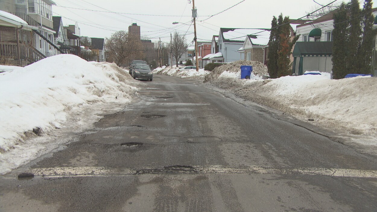 Une rue de Gatineau avec des nids de poule.