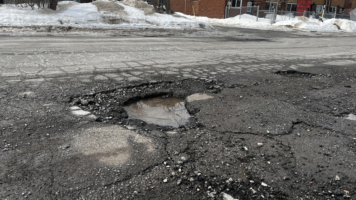Hausse vertigineuse des signalements de nids-de-poule à Ottawa et à Gatineau