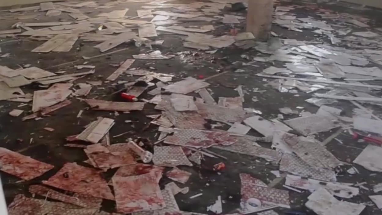 Des débris tachés de sang jonchent le sol d'une mosquée visée par le groupe terroriste Boko Haram au Nigeria. Des débris tachés de sang jonchent le sol d'une mosquée visée par le groupe terroriste Boko Haram au Nigeria.