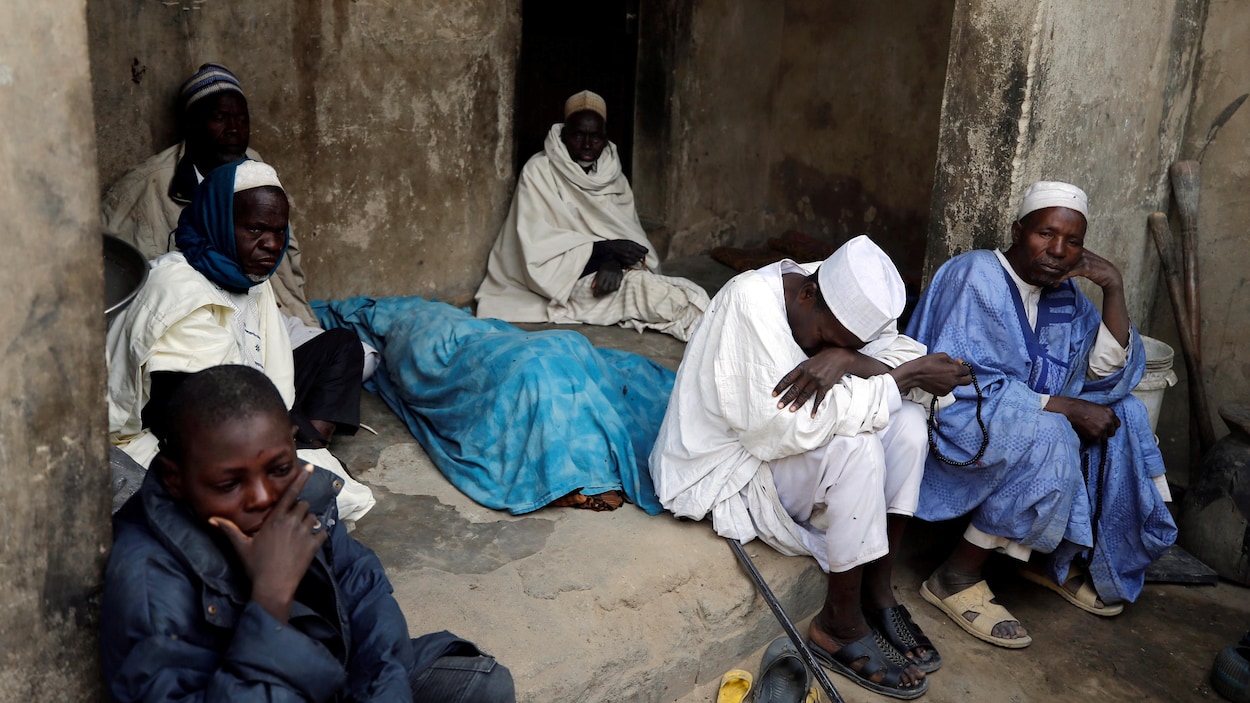 Une famille pleure la mort d'un homme tué lors d'une attaque dans le quartier de Polo à Maiduguri.