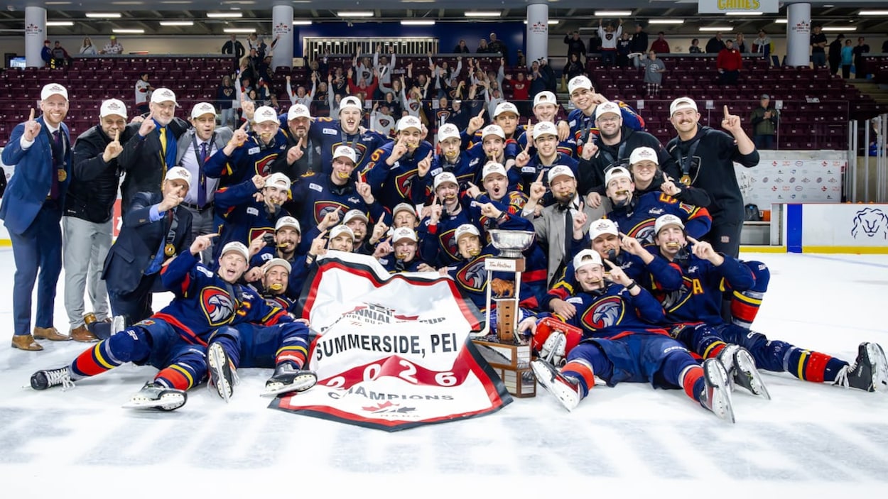 Les Nighthawks de Niverville sur le toit du Canada soulèvent la Coupe du centenaire