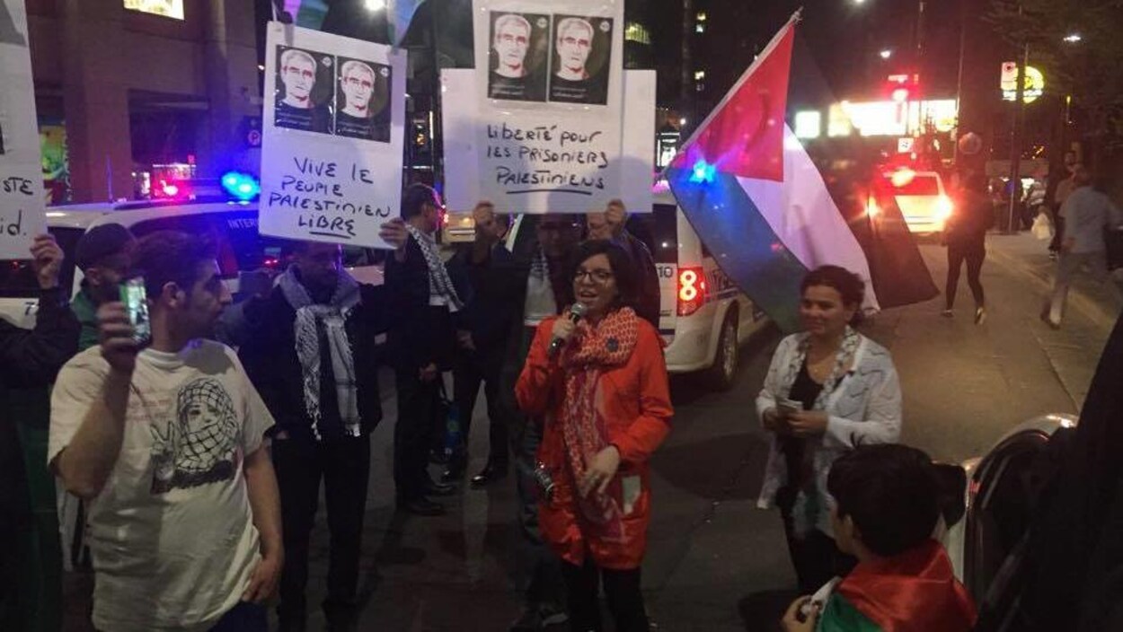 La députée néo-démocrate Niki Ashton (au centre) prend la parole lors d'une manifestation propalestinienne à Montréal. La députée néo-démocrate Niki Ashton (au centre) prend la parole lors d'une manifestation propalestinienne à Montréal.