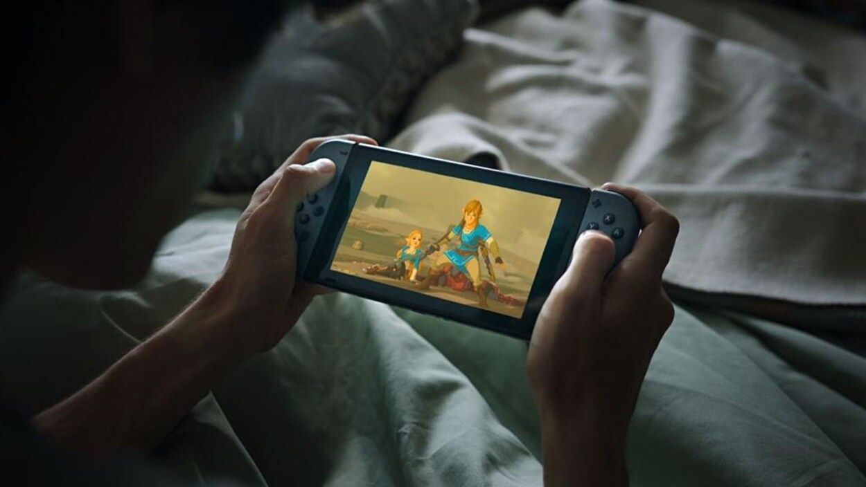 La Nintendo Switch est une console de salon portable. Il est donc possible d'y jouer dans son lit. La Nintendo Switch est une console de salon portable. Il est donc possible d'y jouer dans son lit.