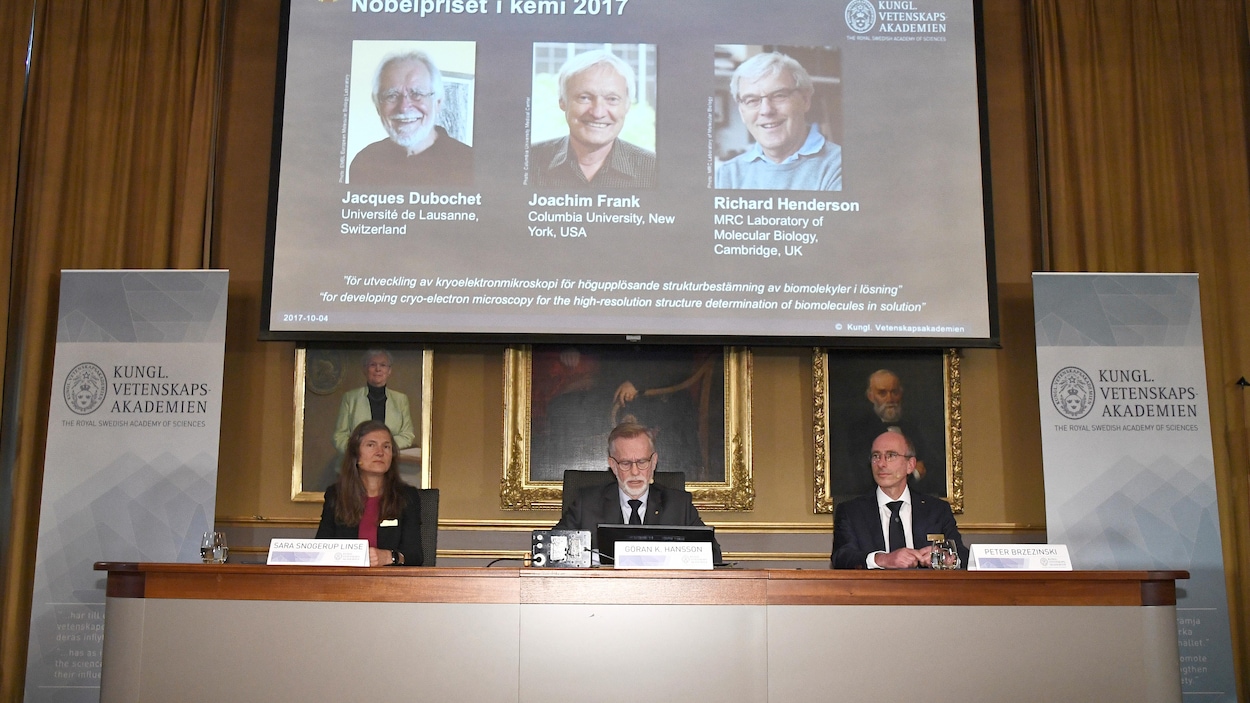 Le dévoilement des récipiendaires du prix Nobel de chimie 2017, à l'Académie royale des sciences de Suède. Le dévoilement des récipiendaires du prix Nobel de chimie 2017, à l'Académie royale des sciences de Suède.