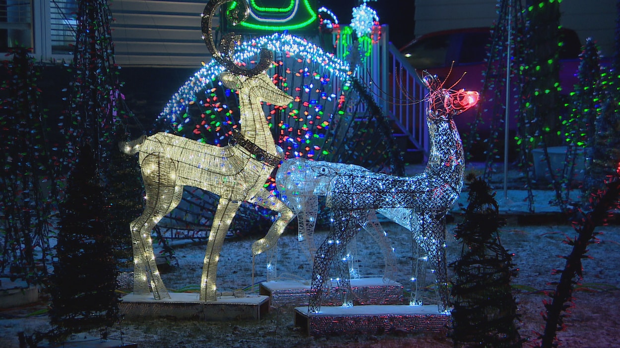 Des décorations de Noël à l'extérieur d'une maison.