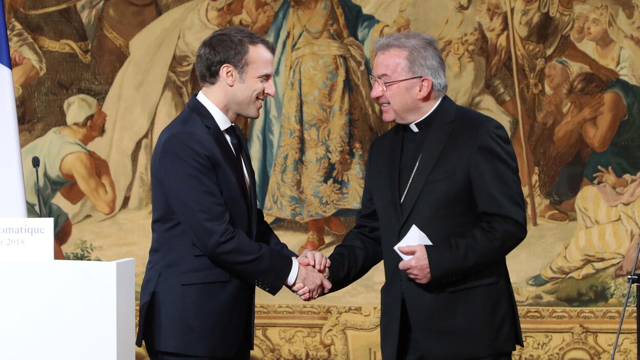 Emmanuel Macron serre la main à Luigi Ventura.