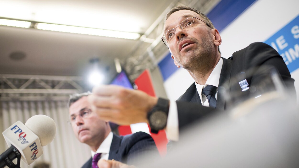 Le leader désigné du Parti de la liberté de droite, le FPOE, le ministre autrichien des Transports Norbert Hofer (à gauche) et le ministre autrichien de l'Intérieur Herbert Kickl (à droite) lors d'une conférence de presse à Vienne le 20 mai 2019.