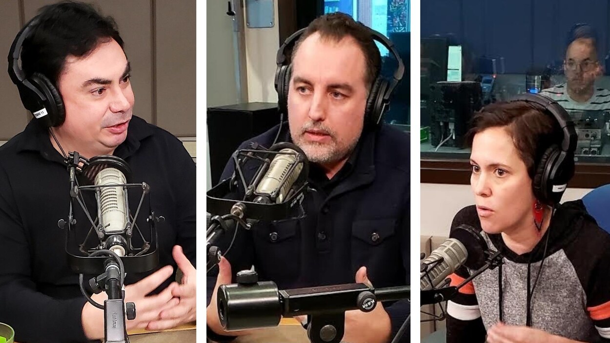 Trois personnes devant des micros dans un studio d'enregistrement de Radio-Canada.