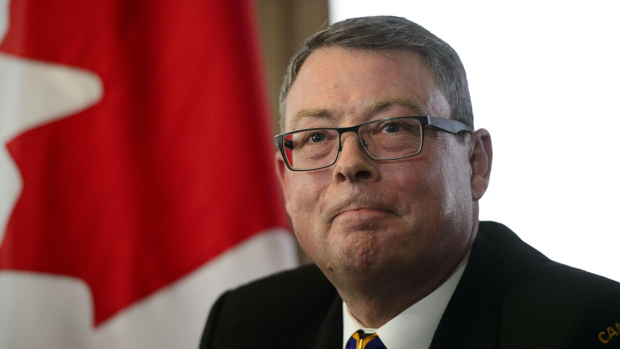 Une photo montre le vice-amiral Mark Norman lors de la conférence de presse suivant l'abandon de l'accusation d'abus de confiance qui pesait contre lui.