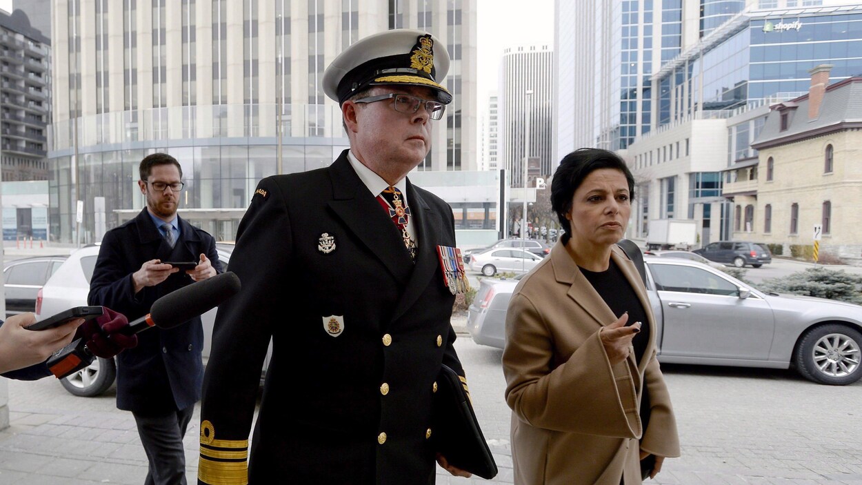 Une photo montre le vice-amiral Mark Norman qui arrive pour sa comparution en compagnie de son avocate Marie Henein.