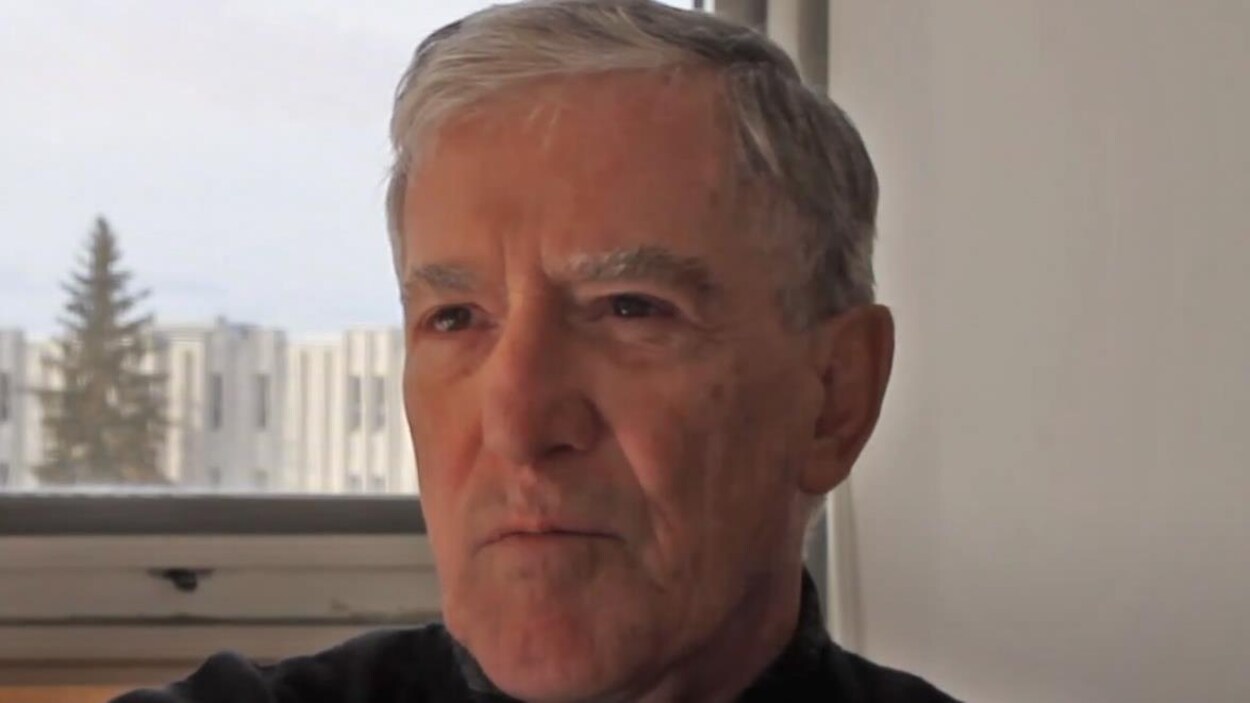 Un homme qui a des cheveux gris