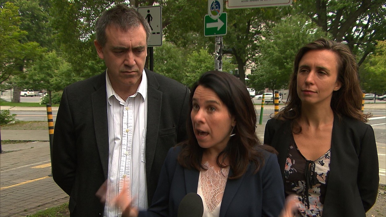 Alex Norris, Valérie Plante et Maeva Vilain, de Projet Montréal, lors d'une conférence de presse à Montréal le 6 septembre 2017.