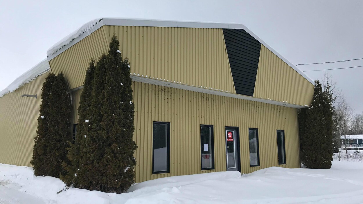 Un gros édifice jaune vacant devait accueillir le dispensaire de cannabis.