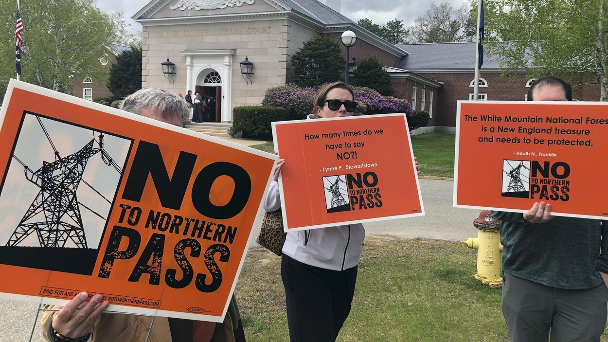 Des opposants au projet de centrale électrique de Northern Pass protestent devant la Cour suprême du New Hampshire.