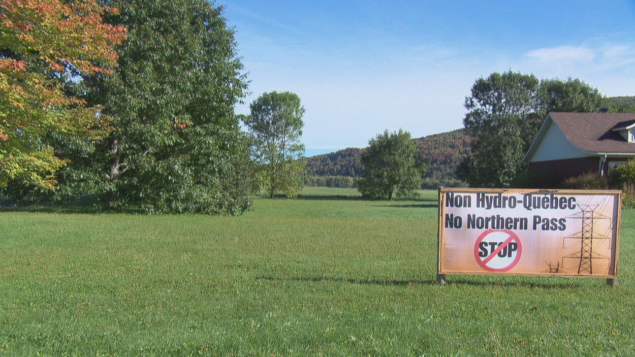 Hydro-Québec songerait finalement à enfouir les fils électriques qui doivent passer dans l'aire protégée au mont Hereford. Hydro-Québec songerait finalement à enfouir les fils électriques qui doivent passer dans l'aire protégée au mont Hereford.