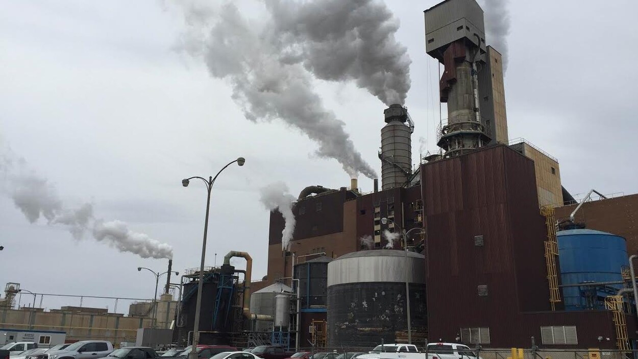 Des nuages de vapeur se dégagent des cheminées de l'usine