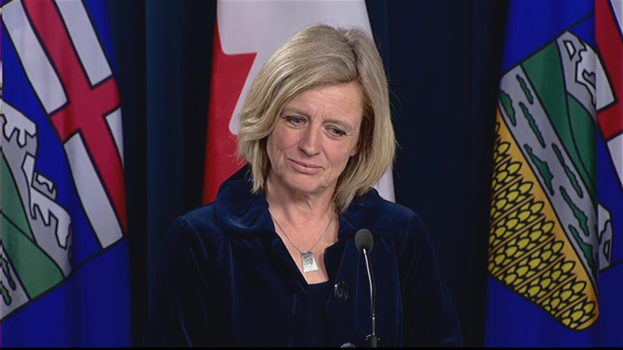 Plan moyen de Rachel Notley en conférence de presse.