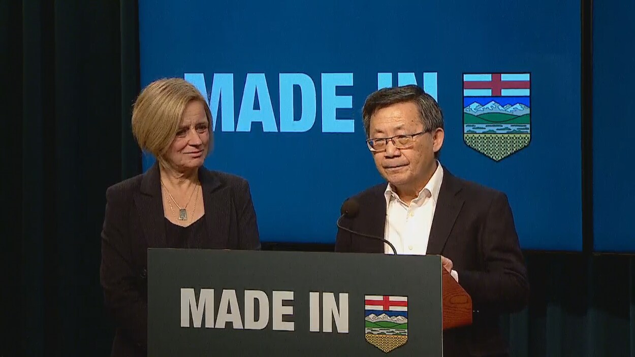 Rachel Notley (à gauche) et Columba Yeung ( à gauche) sont en train de faire une allocation.