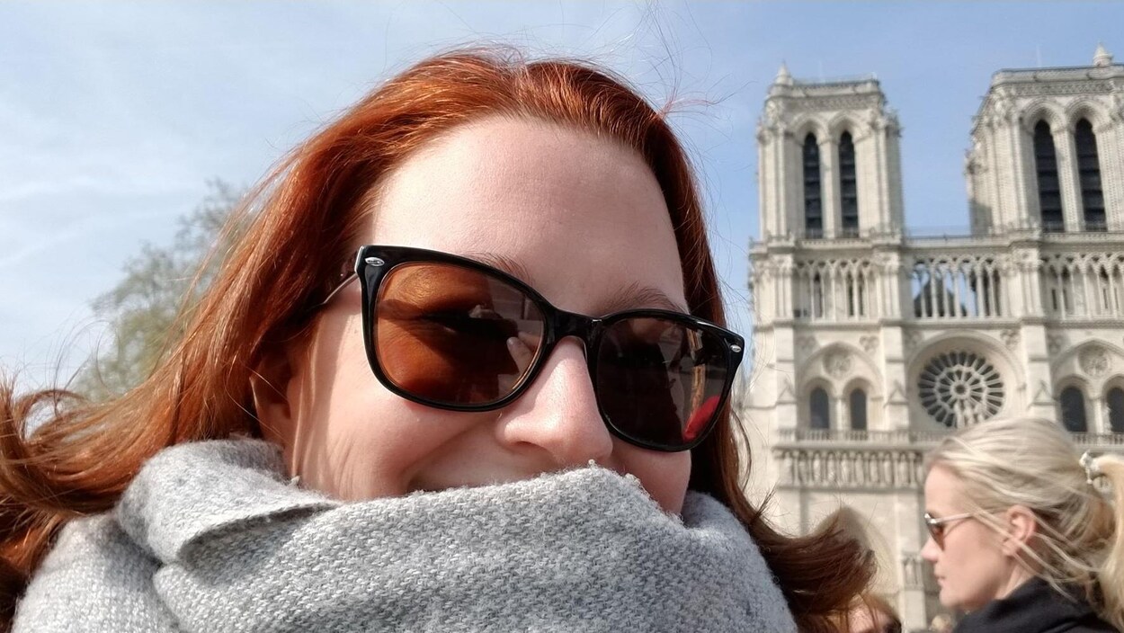 Égoportrait d'Isabelle Bombardier devant la cathédrale Notre-Dame-de-Paris le 15 avril 2019