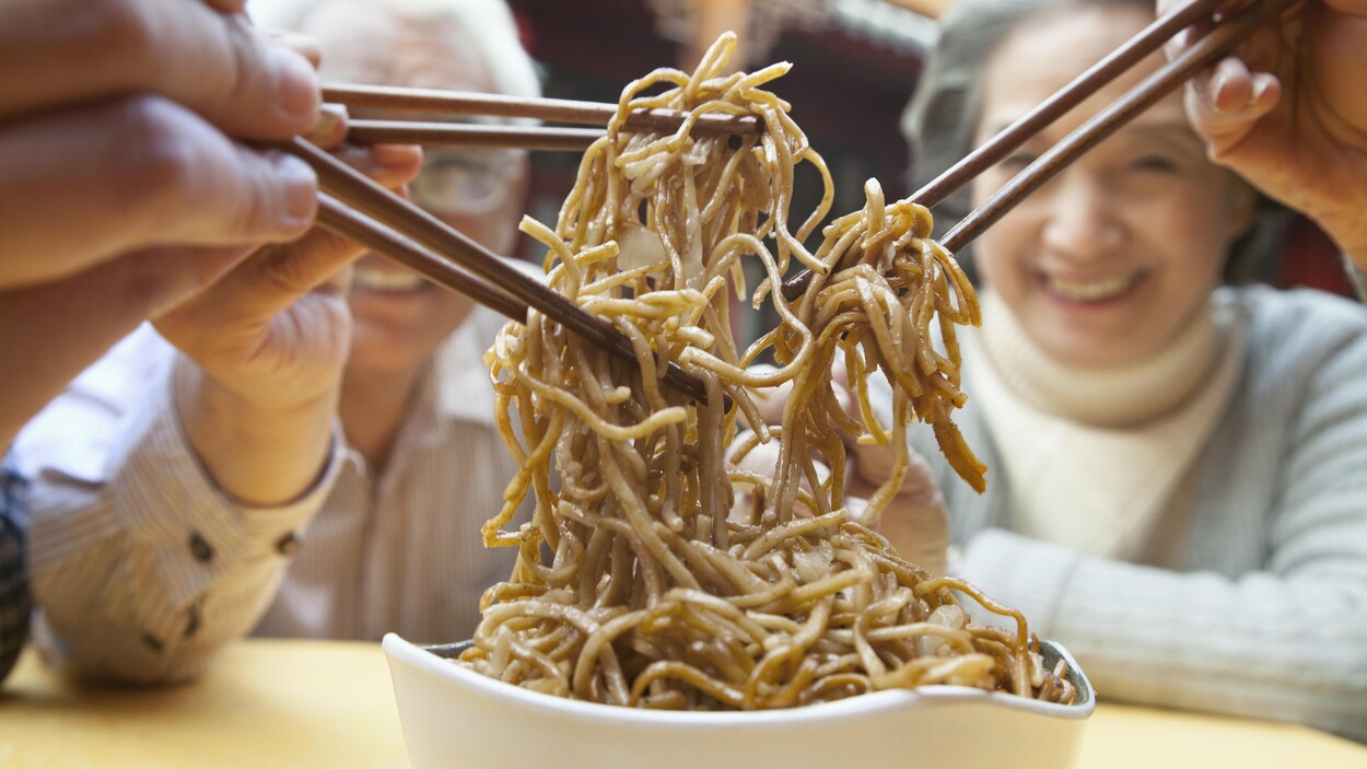 Des gens partagent des nouilles chinoises, Des gens partagent des nouilles chinoises,