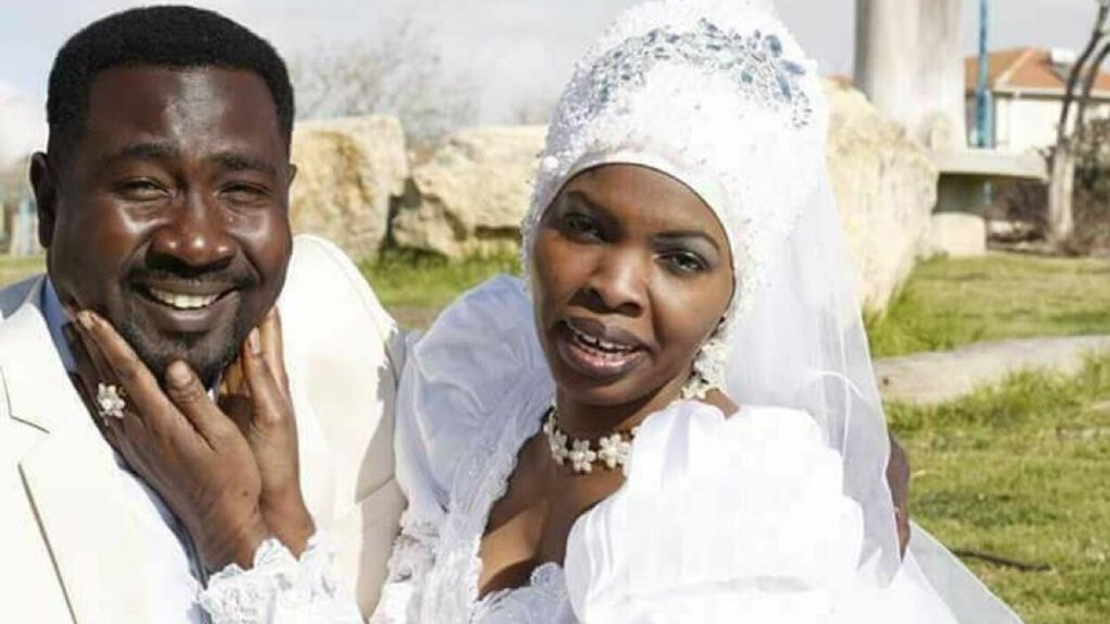 Le couple souriant, tout vêtu de blanc, en tenue de mariage. Le couple souriant, tout vêtu de blanc, en tenue de mariage.