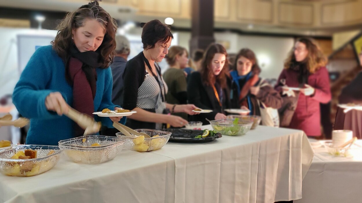 Gens qui se servent au buffet