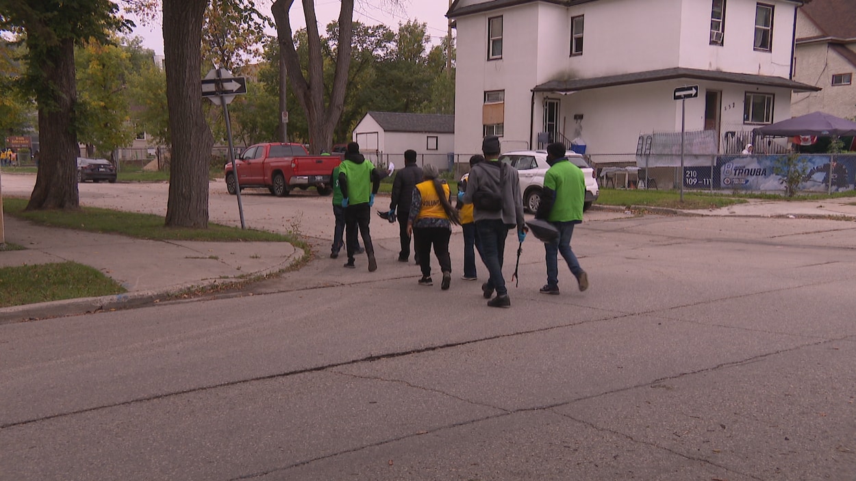 Des nouveaux arrivants contribuent au nettoyage communautaire des rues
