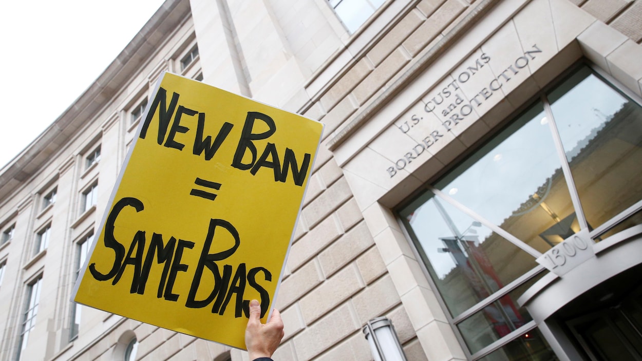 « Nouveau décret anti-immigration, même préjugé », lit-on sur une pancarte que brandit un manifestant à Washington, le 7 mars 2017.