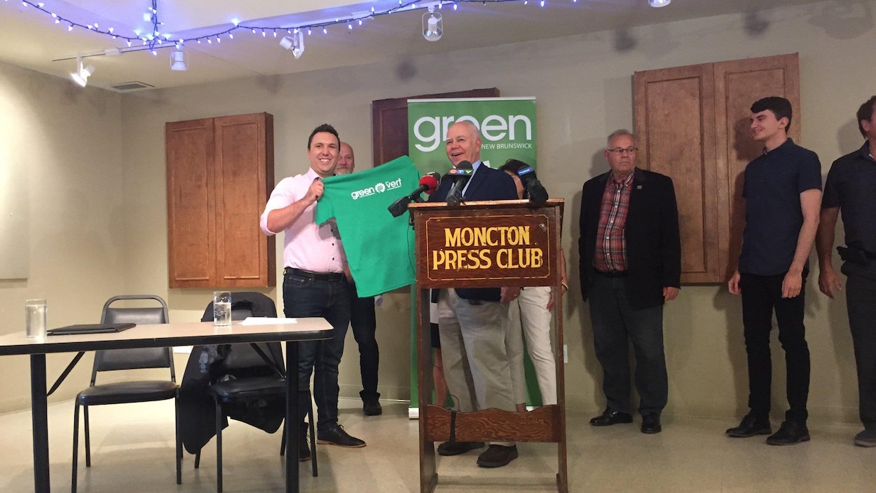 David Coon, chef du Parti vert du Nouveau-Brunswick, en compagnie de Jonathan Richardson.