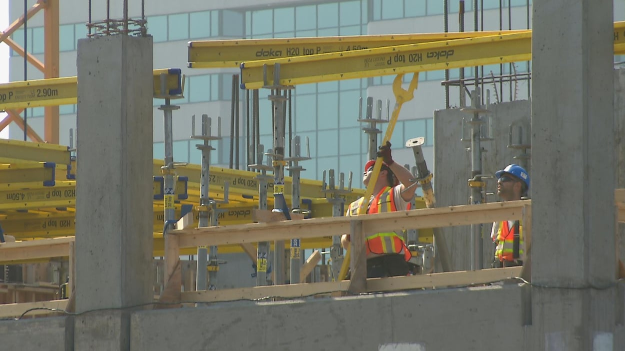 Stationnement à étages en construction