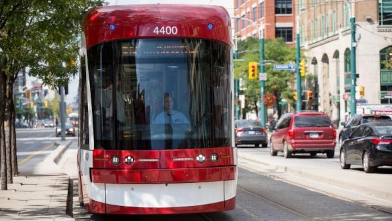 Un tramway circule rue Spadina, à Toronto. Un tramway circule rue Spadina, à Toronto.