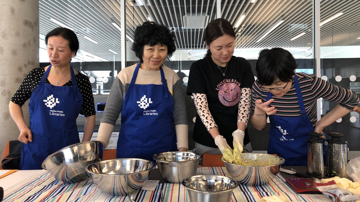 Ces participantes cuisinent des crêpes chinoises aux courgettes.