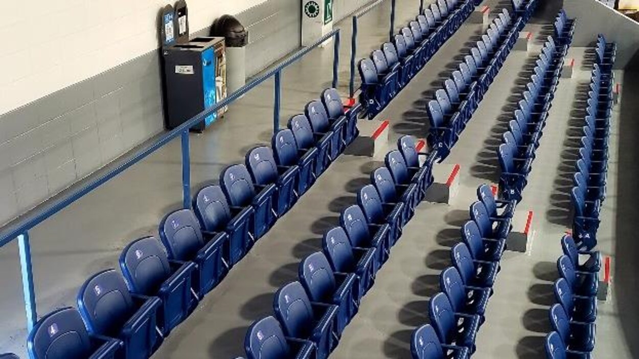Les nouveaux bancs du Centre sportif de Saint-Pascal.