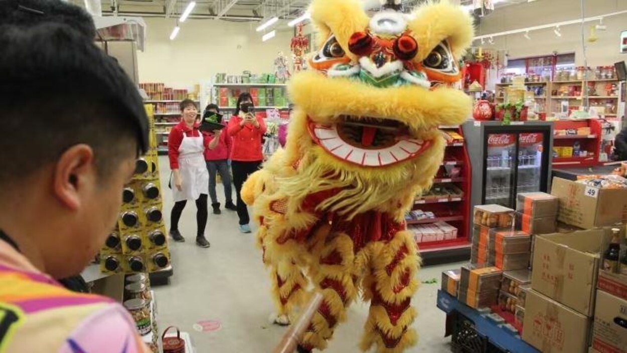 Une mascotte exécute la danse du lion.