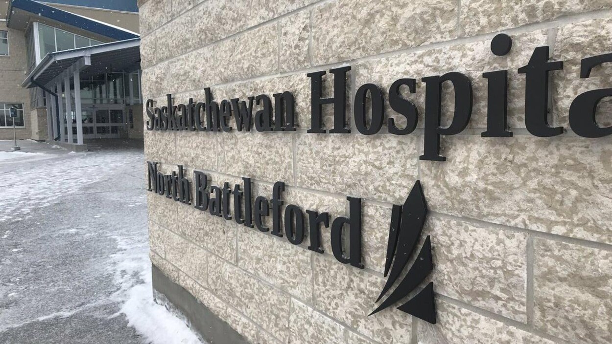 La façade du nouvel hôpital psychiatrique de North Battleford avec un écriteau indiquant le nom de l’hôpital.