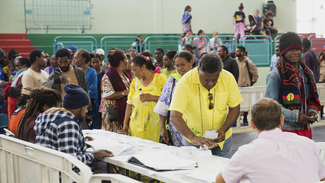 Les gens font la file pour voter.