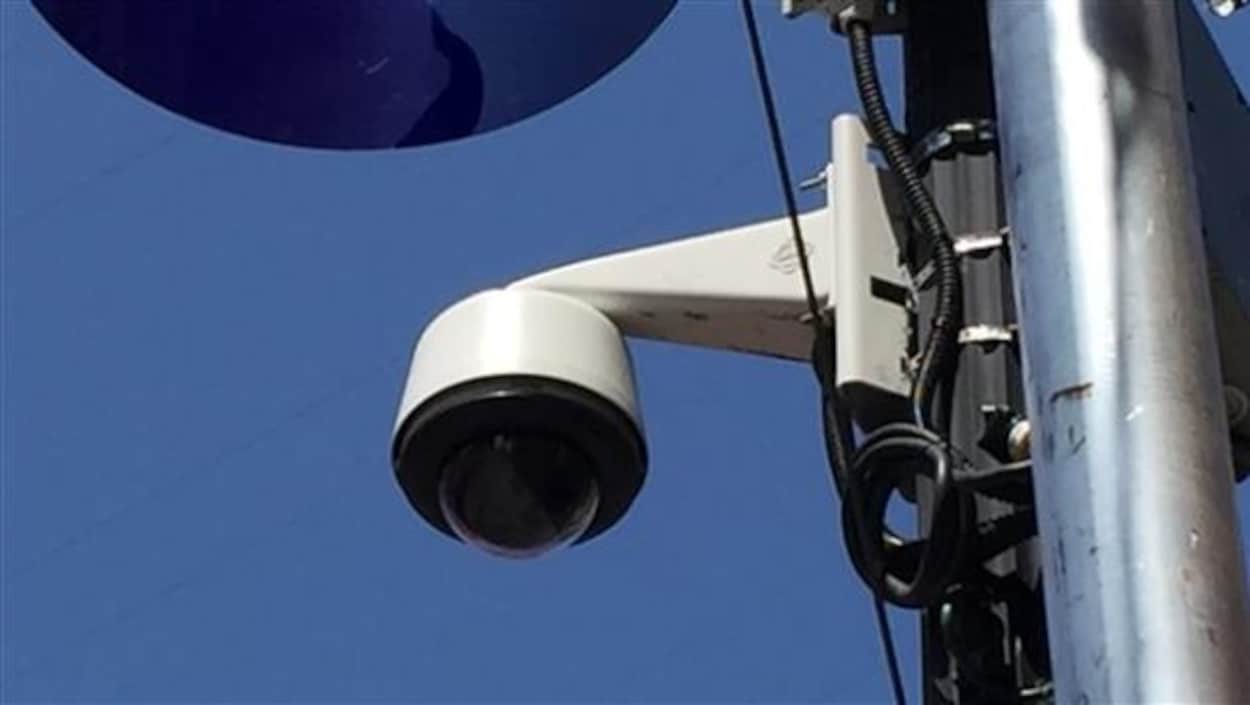 Une caméra de vidéosurveillance