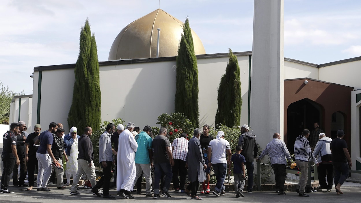 Des fidèles font la file pour entrer dans la mosquée Al-Noor, à Christchurch.