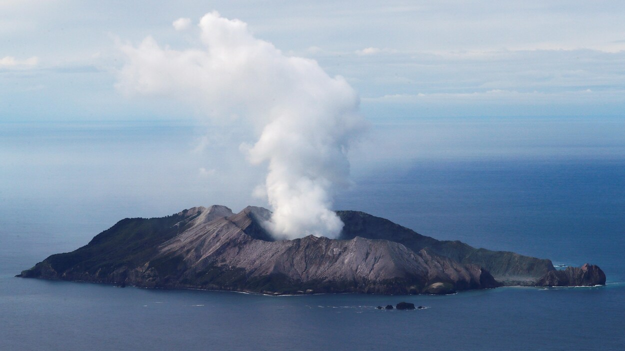 Vue aérienne du volcan et de l'île