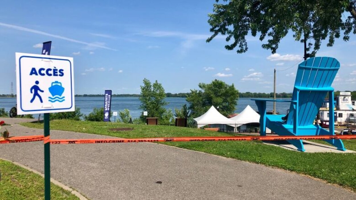 Un ruban de sécurité Info-crime est dressé devant le lieu de baignade.
