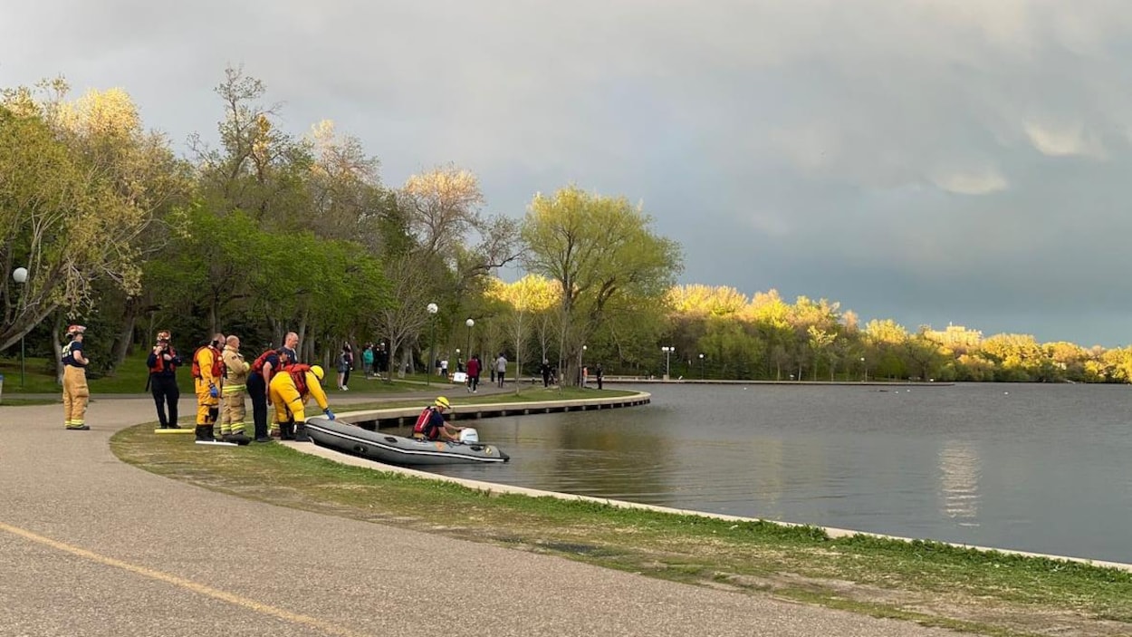 Les services d'urgences sur le bord du lac Wascana.