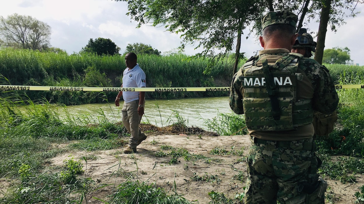 Un militaire mexicain protège le lieu où les corps ont été retrouvés.